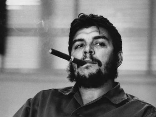 курит сигару Че Гевара